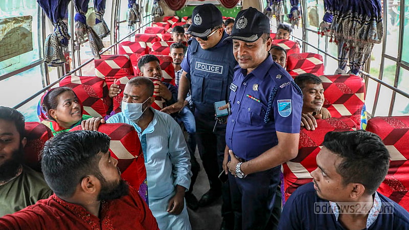 ঢাকার পশ্চিম প্রবেশমুখ আমিন বাজারে বুধবার সকালে পুলিশ তল্লাশি চৌকি বসিয়ে বিভিন্ন বাস থামিয়ে যাত্রীদের তল্লাশি করে।