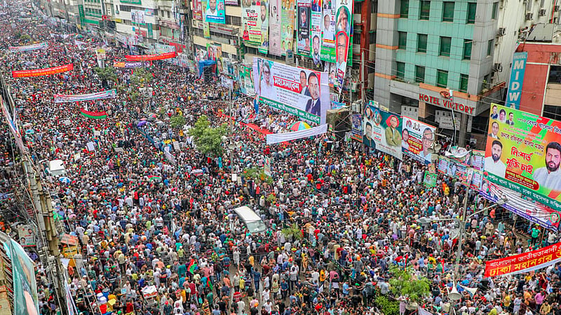 ঢাকার নয়া পল্টনে দলীয় কার্যালয়ের সামনে বিএনপির সমাবেশে আসা নেতাকর্মীদের সমাগম কাকরাইলের নাইটিঙ্গেল মোড় পর্যন্ত ছড়িয়েছিল।