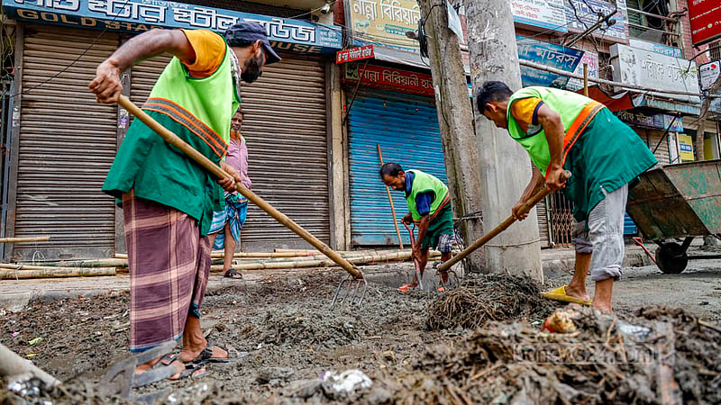 পুরান ঢাকার ধোলাইখালে শনিবার কোরবানির পশুর হাটের বর্জ্য অপসারণে কাজ করছেন ঢাকা দক্ষিণ সিটি করপোরেশনের কর্মীরা।&amp;nbsp;ছবি: মাহমুদ জামান অভি