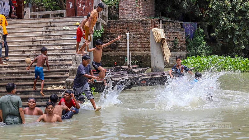 শ্রাবণে বৃষ্টির দেখা না মেলায় সারা দেশে চিটচিটে গরমে ভুগছে মানুষ। এই গরম থেকে প্রশান্তি পেতে শনিবার তুরাগে নামা শিশুদের দুরন্তপনা দেখা গেল। ছবি: আসিফ মাহমুদ অভি