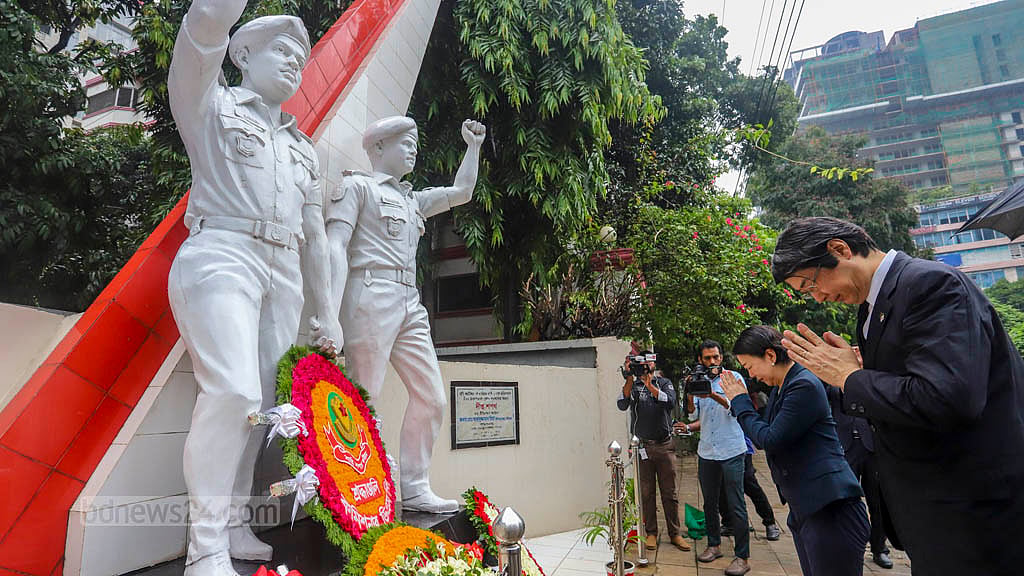 হলি আর্টিজান বেকারিতে জঙ্গি হামলায় নিহতদের মধ্যে সাতজন ছিলেন জাপানের নাগরিক। সেই হামলার বার্ষিকীতে জাপানের রাষ্ট্রদূত ইতো নাওকি শনিবার নিহতদের প্রতি শ্রদ্ধা নিবেদন করেন। ছবি: আসিফ মাহমুদ অভি
