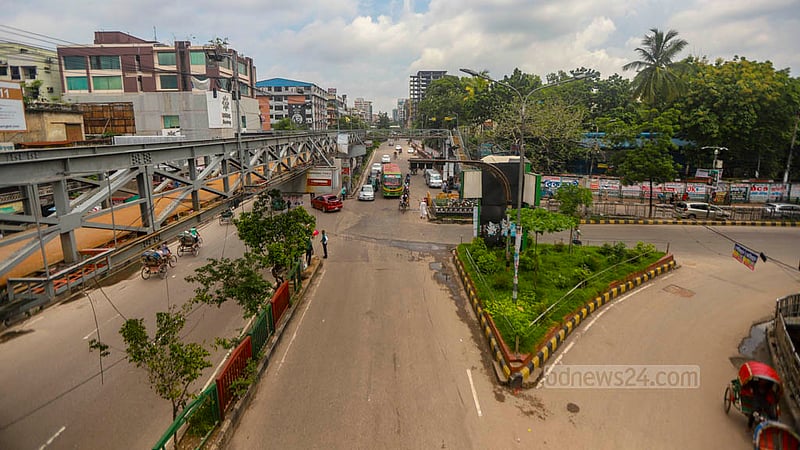 ঢাকার সাইন্স ল্যাবরেটরি মোড়েও সোমবার ছিল না গাড়ির জটলা।&amp;nbsp;ছবি: তাওহীদুজ্জামান তপু