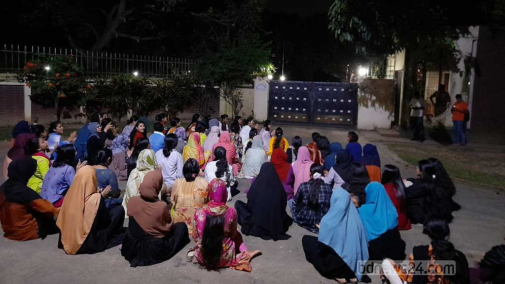 ‘আমরা থাকি গণরুমে, ভিসি স্যার কী করেন’