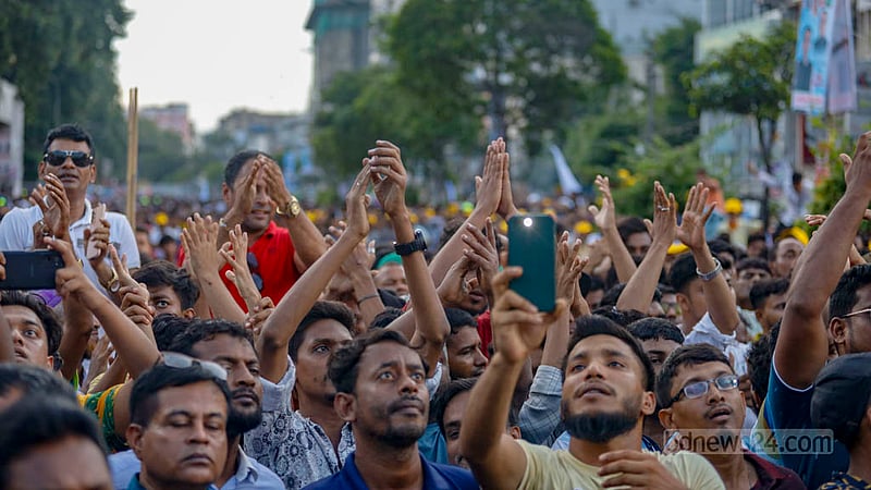 ঢাকায় বায়তুল মোকাররম মসজিদের দক্ষিণ পাশে বুধবার আওয়ামী লীগের সমাবেশে যোগ দেওয়া নেতা-কর্মীরা স্লোগানে।&amp;nbsp;ছবি: মাহমুদ জামান অভি