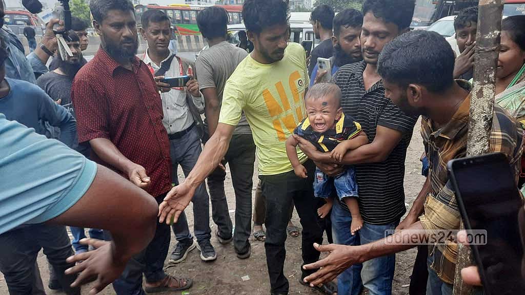 কাঁদুনে গ্যাসের ধোঁয়ায় কাতর শিশুটি তখনও ছিল ভয়ার্ত