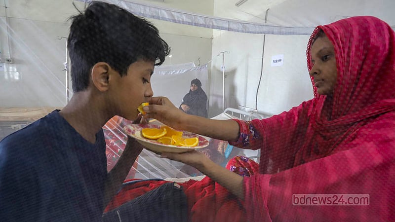 ঢাকার মিরপুরের পঞ্চম শ্রেণির ছাত্র নাঈম হোসেন ডেঙ্গু আক্রান্ত হয়ে ২৮ জুন থেকে সোহরাওয়ার্দী মেডিকেল কলেজ হাসপাতালে চিকিৎসা নিচ্ছে। মশারির ভেতরে তাকে খাইয়ে দিচ্ছে তার বোন।&amp;nbsp;ছবি: আসিফ মাহমুদ অভি
