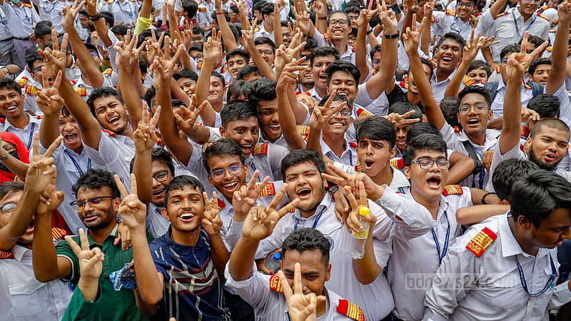 মাধ্যমিকে ভালো ফলের আনন্দে দুই আঙুল তুলে বিজয় চিহ্ন দেখাচ্ছেন রাজউক উত্তরা মডেল কলেজের শিক্ষার্থীরা।&amp;nbsp;ছবি: মাহমুদ জামান অভি