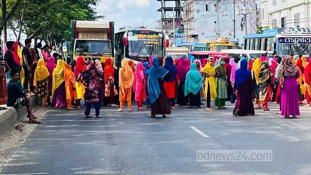 গাজীপুরে বেতনের দাবিতে গার্মেন্ট শ্রমিকদের সড়ক অবরোধ, যানজট