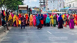 গাজীপুরে বেতনের দাবিতে গার্মেন্ট শ্রমিকদের সড়ক অবরোধ, যানজট