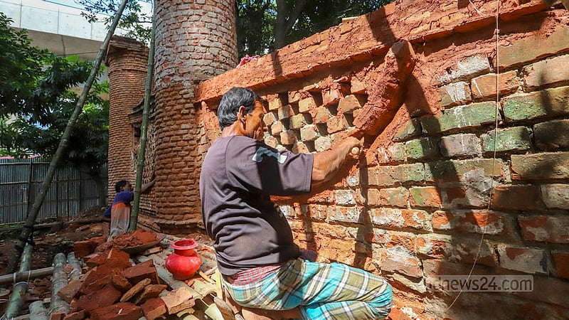 ঐতিহাসিক স্থাপনা ঢাকা গেইটের সংস্কার কাজে ব্যস্ত এক শ্রমিক। ছবি: আসিফ মাহমুদ অভি
