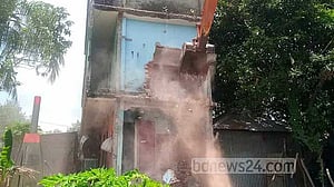 শীতলক্ষ্যার তীরে ২১টি অবৈধ স্থাপনা উচ্ছেদ
