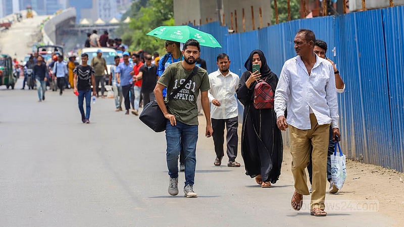 ঢাকা নগরীর একদিকের প্রবেশপথ উত্তরার আবদুল্লাহপুর থেকে আরেক অংশের প্রবেশপথ যাত্রাবাড়ী পর্যন্ত বিএনপির পদযাত্রা কর্মসূচির দ্বিতীয় দিন বুধবার বিমানবন্দর সড়কের একাংশে যান চলাচল বন্ধ থাকায় যানবাহন না পেয়ে হেঁটেই গন্তব্যে রওনা হন অনেকে। ছবি: আসিফ মাহমুদ অভি