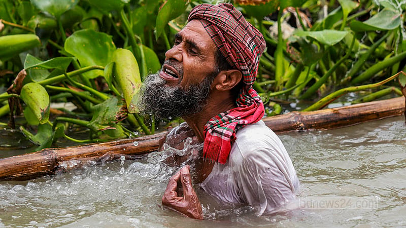 পলিথিন পরিষ্কারের ফাঁকে বুড়িগঙ্গার পানিতে শরীর ধুয়ে নিচ্ছেন ক্লান্ত এ শ্রমিক।&amp;nbsp;ছবি: তাওহীদুজ্জামান তপু