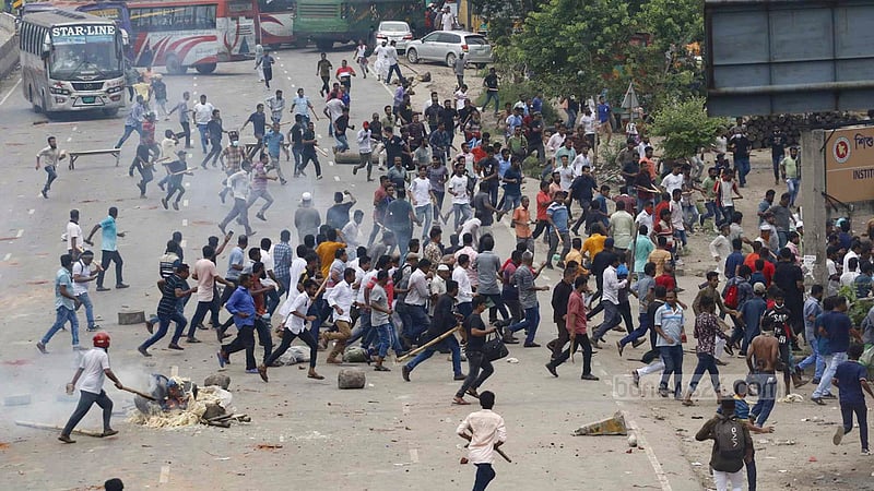 ঢাকার মাতুয়াইলে ঢাকা-চট্টগ্রাম মহাসড়কের উপর শনিবার দফায় দফায় চলে পুলিশ ও বিএনপিরকর্মীদের মধ্যে সংঘর্ষ।