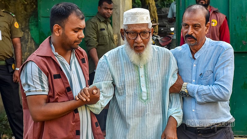 চট্টগ্রাম-১০ আসনে উপনির্বাচনে রোববার নিউ টাইগারপাস সরকারি প্রাথমিক বিদ্যালয় কেন্দ্রে ভোট দিতে উপস্থিত হন এই বৃদ্ধ।&amp;nbsp;ছবি: সুমন বাবু