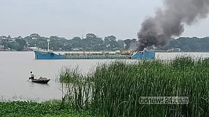 ডুবতে বসা সাগর নন্দিনীতে এখনও ৪ লাখ লিটার তেল, মামলাও হয়নি