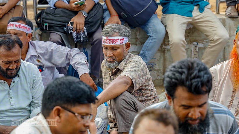 জাতীয় প্রেস ক্লাবের সামনে মাধ্যমিক শিক্ষা প্রতিষ্ঠান জাতীয়করণের দাবিতে মঙ্গলবার থেকে এই সড়কে অবস্থান করেছেন শিক্ষকরা। খোলা আকাশের নিচে রোদের মধ্যে বসে থাকতে থাকতে অনেককেই দেখাচ্ছে ক্লান্ত।&amp;nbsp;ছবি: মাহমুদ জামান অভি