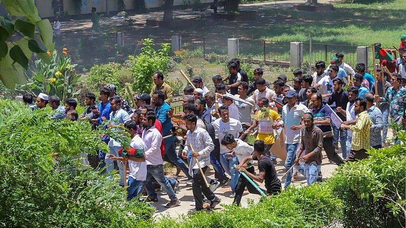 বিএনপির পদযাত্রা মঙ্গলবার দুপুরে মিরপুরের বাঙলা কলেজ এলাকা অতিক্রম করার সময় ভেতর থেকে ঢিল ছোড়া হলে সংঘর্ষ বাঁধে। ছবি: আসিফ মাহমুদ অভি