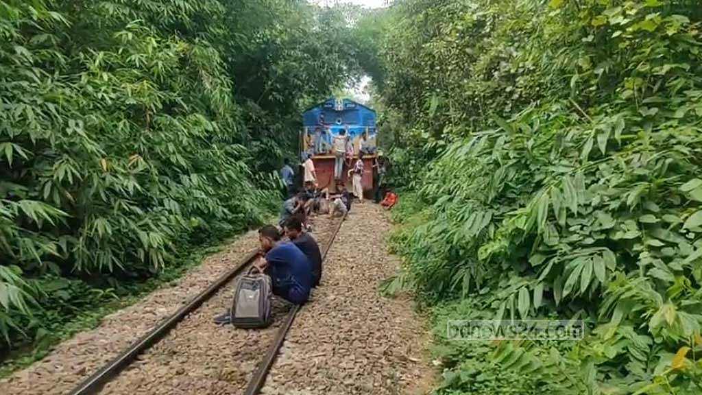 গাজীপুরে কমিউটার ট্রেনের ইঞ্জিন বিকল, স্বাভাবিক আছে ট্রেন চলাচল