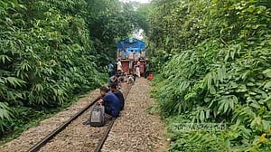 গাজীপুরে কমিউটার ট্রেনের ইঞ্জিন বিকল, স্বাভাবিক আছে ট্রেন চলাচল