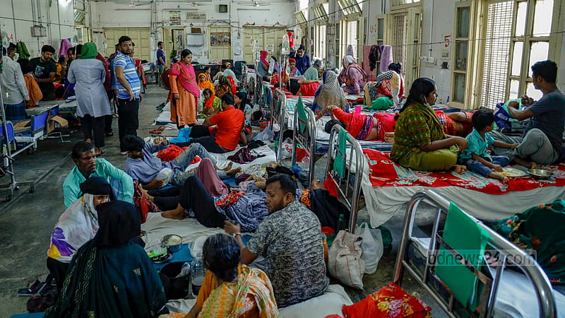ঢাকার মিটফোর্ড হাসপাতালের ডেঙ্গু ওয়ার্ডে শুক্রবার কোনো খালি বেড মেলেনি।&amp;nbsp;ছবি: মাহমুদ জামান অভি