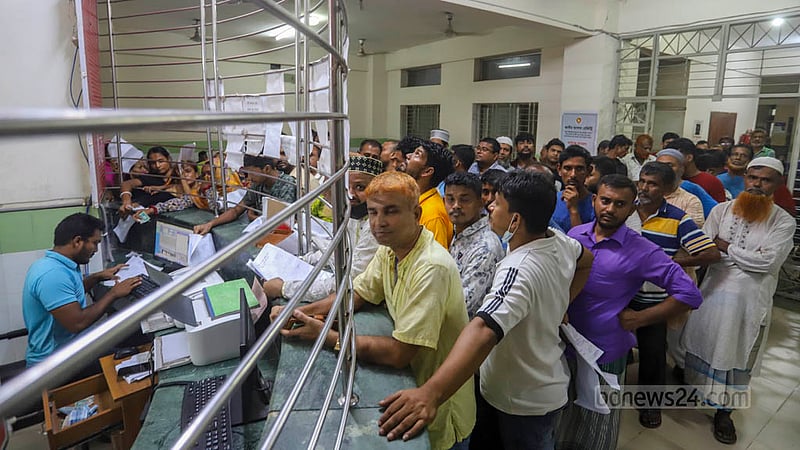 ডেঙ্গু শনাক্তে নমুনা হিসেবে রক্ত দিতে বৃহস্পতিবার ঢাকার মুগদা মেডিকেল কলেজ হাসপাতালে টাকা জমা দিতে আসা মানুষের লাইন। ছবি: আসিফ মাহমুদ অভি