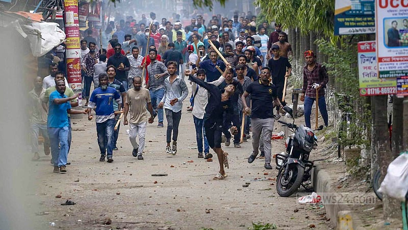 ঢাকার মাতুয়াইলে ঢাকা-চট্টগ্রাম মহাসড়কে শনিবার কয়েক ঘণ্টা ধরে বিএনপিকর্মীদের সঙ্গে চলে পুলিশের&amp;nbsp; ধাওয়া-পাল্টা ধাওয়া।