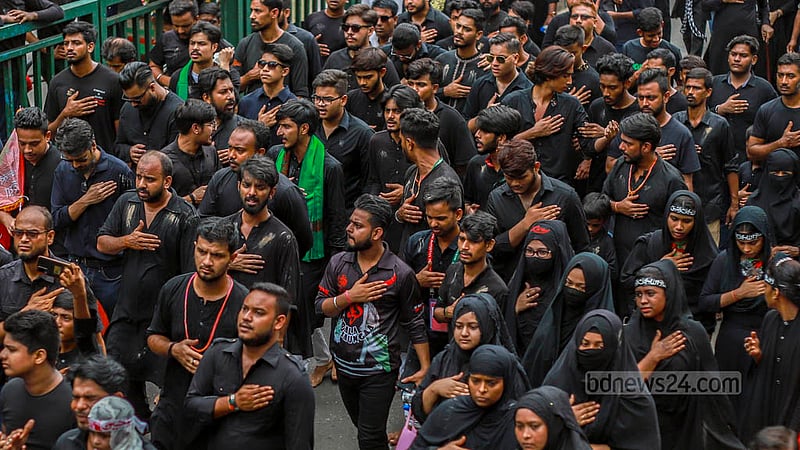 তাজিয়া মিছিলে ‘হায় হোসেন, হায় হোসেন’ মাতমে হাজার বছর আগে কারবালার বিয়োগান্তক ঘটনা স্মরণ।&amp;nbsp;ছবি: তাওহীদুজ্জামান তপু