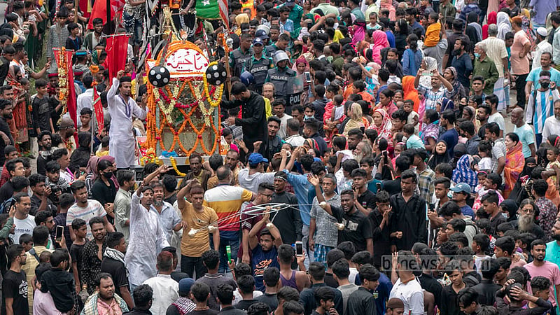কারবালার স্মরণে আশুরার দিন শনিবার তাজিয়া মিছিলে ইমাম হোসেনের প্রতীকী কফিন।&amp;nbsp;ছবি: শামীম-উস-সালেহীন