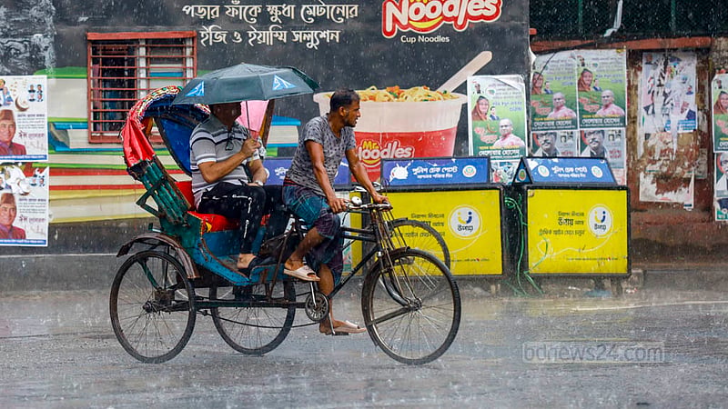 ঢাকার কাঁটাবনে শনিবার দুপুরে বৃষ্টির মধ্যে রিকশায় ছাতা মাথায় এক যাত্রী।&amp;nbsp;ছবি: মাহমুদ জামান অভি
