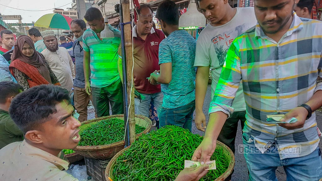 ভারত থেকে কাঁচা মরিচ আসার পর দর নামল ২০০ টাকায়