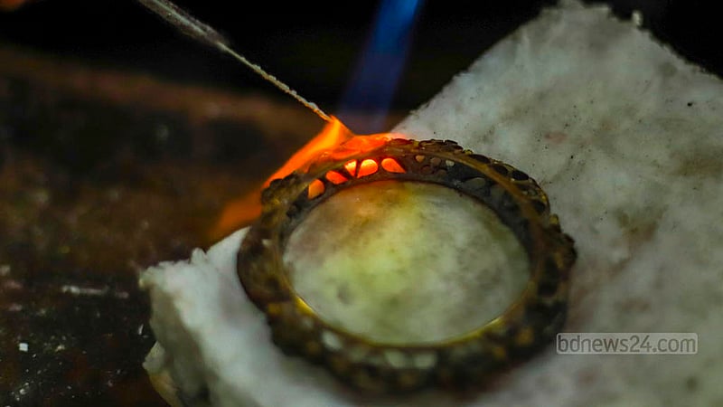 উপকরণ, নকশা আর আকার ভেদে ২০ টাকা থেকে শুরু করে হাজার টাকার গয়না তৈরি করেন তারা।&amp;nbsp;ছবি: তাওহীদুজ্জামান তপু
