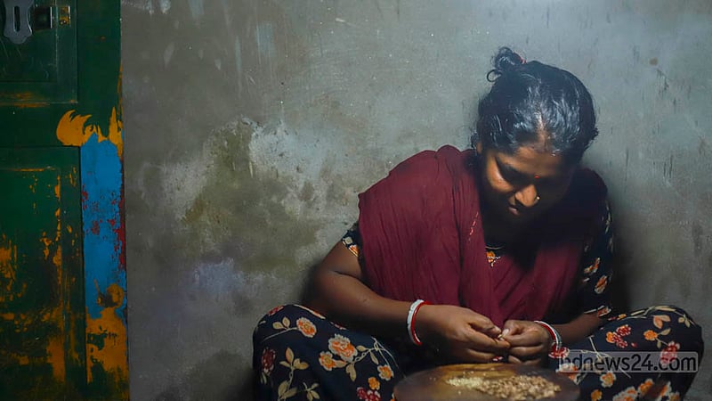ভাকুর্তা বাজারে গহনার দোকান রয়েছে বিনীতা রানি দাসের স্বামীর। বিয়ের পর থেকেই স্বামীর সহযোগী হিসেবে বাসায় বসে গয়নার কাজ করে আসছেন বিনীতা।&amp;nbsp;ছবি: তাওহীদুজ্জামান তপু