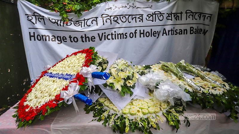 গুলশানে হলি আর্টিজান বেকারিতে জঙ্গি হামলার সাত বছর পূর্তিতে নিহতদের স্মরণ করা হয় শনিবার। শ্রদ্ধার ফুলে ঢেকে যায় অস্থায়ী বেদী। ছবি: আসিফ মাহমুদ অভি