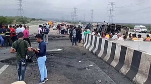 ভারতের মহারাষ্ট্রে বাসে আগুন লেগে ‘ঘুমন্ত’ ২৫ যাত্রীর মৃত্যু