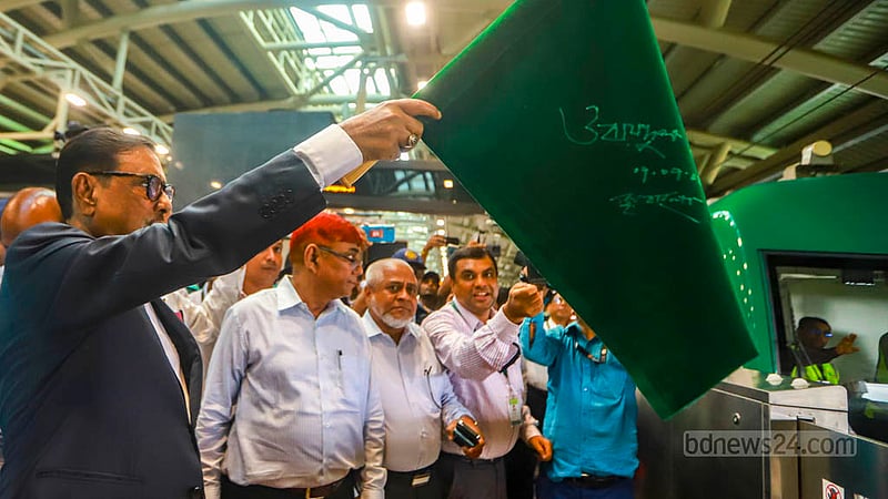 ঢাকার আগারগাঁও স্টেশনে শুক্রবার বিকালে সবুজ পতাকা উড়িয়ে মতিঝিলের পথে মেট্রোরেলের পরীক্ষামূলক যাত্রার উদ্বোধন করেন সড়ক পরিবহন ও সেতুমন্ত্রী ওবায়দুল কাদের।&amp;nbsp;ছবি: তাওহীদুজ্জামান তপু