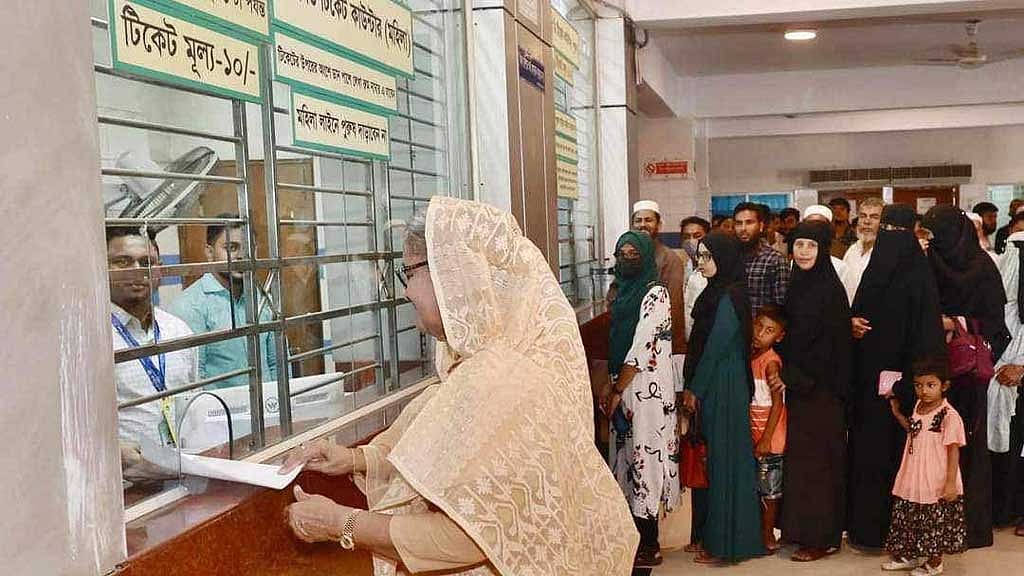 হাসপাতালে ১০ টাকার টি‌কেট কে‌টে চো‌খ দেখালেন প্রধানমন্ত্রী