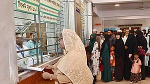 হাসপাতালে ১০ টাকার টি‌কেট কে‌টে চো‌খ দেখালেন প্রধানমন্ত্রী