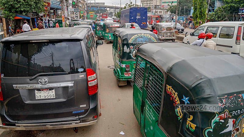 ঢাকার মহাখালী বাস টার্মিনালের বিপরীত পাশে ফিলিং স্টেশন গ্যাস নিতে আসা গাড়ি ও অটোরিকশা সড়কের একটা বড় অংশ দখল করে রাখে।&amp;nbsp;ছবি: মাহমুদ জামান অভি