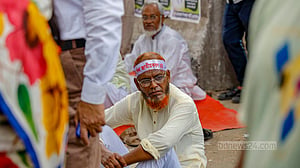 সড়কে শিক্ষকদের অবস্থান