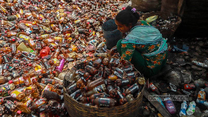 ঢাকার হাজারিবাগে প্লাস্টিক বর্জ্য প্রক্রিয়াজাতকরণ কারখানায় ব্যবহারের অযোগ্য বোতল বাছাই করে আলাদা করছেন শাহনাজ বেগম।&amp;nbsp;ছবি: তাওহীদুজ্জামান তপু