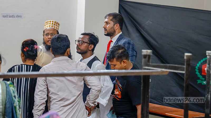 ঢাকার বনানী মডেল হাই স্কুল কেন্দ্রের বিভিন্ন বুথ ঘুরে দেখেন হিরো আলম।&amp;nbsp;ছবি: মাহমুদ জামান অভি