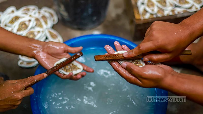 গয়নায় নকশা করা থেকে শুরু করে, ছাঁচে ধাতব গলিয়ে গয়নার আকার দেওয়ার কাজও করেন ভাকুর্তার নারী কারিগররা।&amp;nbsp;ছবি: তাওহীদুজ্জামান তপু