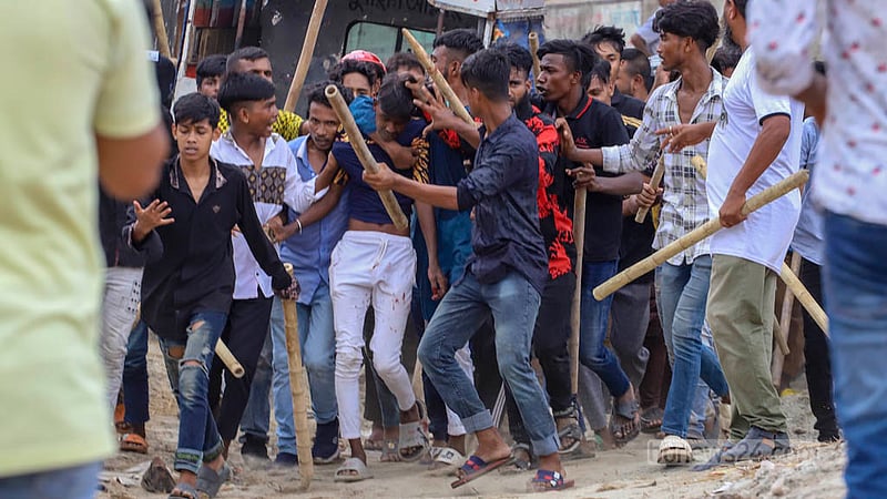 গাবতলীতে শনিবার অবস্থান নেওয়া বিএনপিরকর্মীদের লাঠিসোঁটা নিয়ে ধাওয়া করেন আওয়ামী লীগের নেতা–কর্মীরা। এসময় এক বিএনপিকর্মীকে ধরে নিয়ে পুলিশে তুলে দেওয়া হয়।&amp;nbsp;ছবি: আসিফ মাহমুদ অভি
