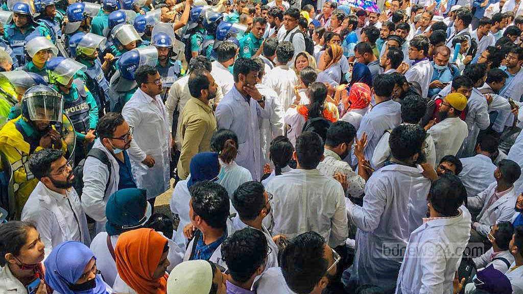 পোস্ট গ্র্যাজুয়েট চিকিৎসকদের ভাতা বাড়িয়ে ২৫ হাজার টাকা