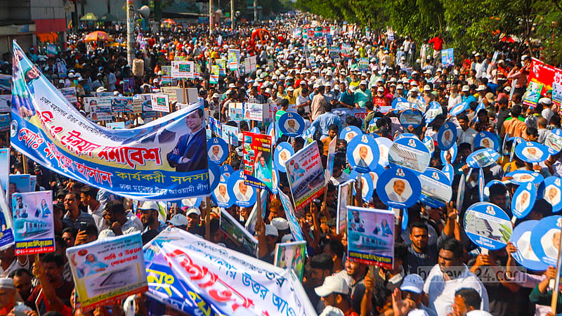 ঢাকার তেজগাঁওয়ের সাতরাস্তা মোড়ে বুধবার আওয়ামী লীগের শান্তি সমাবেশে বিভিন্ন এলাকা থেকে দলে দলে যোগ দেন নেতাকর্মীরা।&amp;nbsp;ছবি: তাওহীদুজ্জামান তপু