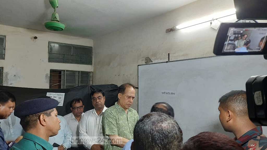 ঢাকা-১৭: ভোটের আগের সন্ধ্যায় কেন্দ্রে সিইসি