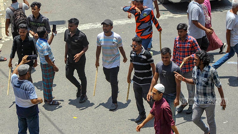 গাবতলী থেকে পুরান ঢাকার রায়সাহেব বাজার মোড় পর্যন্ত মঙ্গলবার বিএনপির পদযাত্রা দুপুর ১টার সময় মিরপুর ১০ নম্বর গোল চত্বর অতিক্রমকালে এতে অংশ নেওয়া নেতাকর্মীদের হাতে বাঁশ ও লাঠি দেখা যায়।&amp;nbsp;ছবি: শামীম-উস-সালেহীন