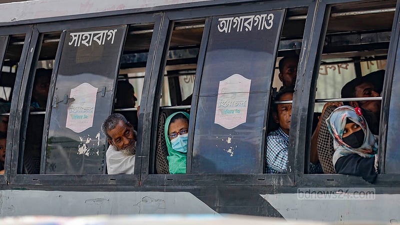 বাসযাত্রীদের অপেক্ষা যেন আর শেষ হতে চায়না। গরমের মধ্যে দীর্ঘসময় বাসে বসে জানালা দিয়ে বাইরে তাকিয়ে তারা, কখন সরবে যানজট।&amp;nbsp;ছবি: মাহমুদ জামান অভি