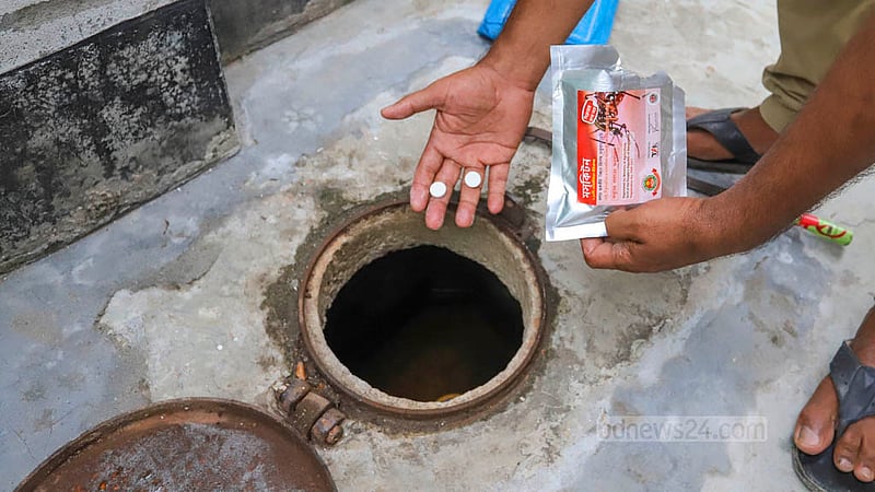 ঢাকা উত্তর সিটি করপোরেশনের মিরপুর এলাকায় রোববার মশক নিধন অভিযানের সময় জমে থাকা পানিতে মশা নিয়ন্ত্রণে দেওয়া হচ্ছে কীটনাশক ট্যাবলেট। ছবি: আসিফ মাহমুদ অভি